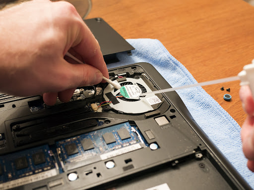 membersihkan bagian dalam untuk memperbaiki lemot pada laptop